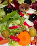 Ensalada mixta con rabanitos y anchoas