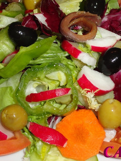Una foto de Ensalada mixta con rabanitos y anchoas