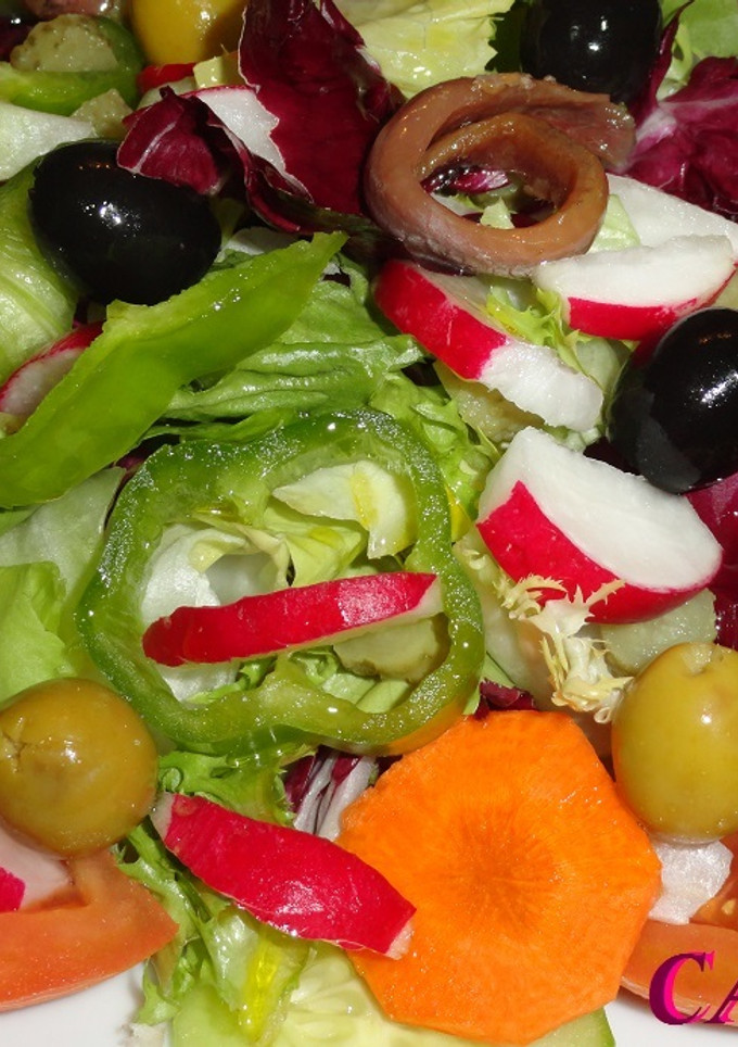 Una foto de Ensalada mixta con rabanitos y anchoas