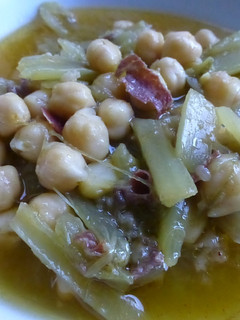 Una foto de Borraja con garbanzos y jamón