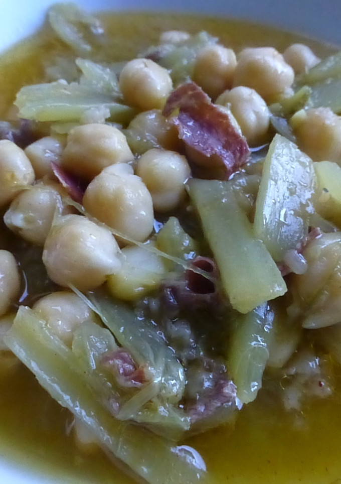 Una foto de Borraja con garbanzos y jamón