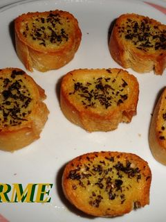 Una foto de Pan tostado a la albahaca