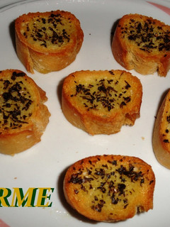 Una foto de Pan tostado a la albahaca