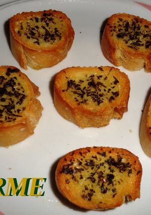 Una foto de Pan tostado a la albahaca