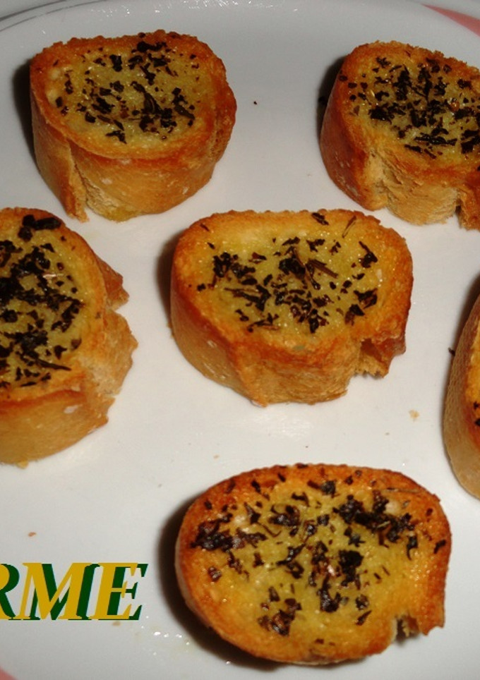 Una foto de Pan tostado a la albahaca