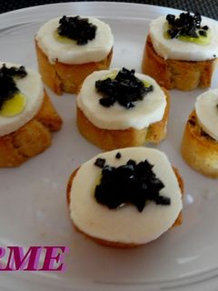 Una foto de Mozzarella fresca con tostas a la albahaca