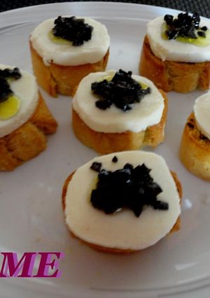 Una foto de Mozzarella fresca con tostas a la albahaca