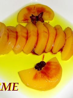 Una foto de Nectarinas especiadas con espejo de gelatina