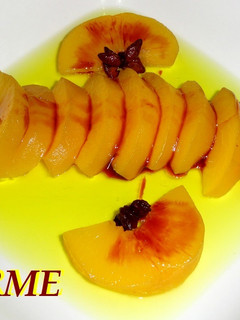 Una foto de Nectarinas especiadas con espejo de gelatina