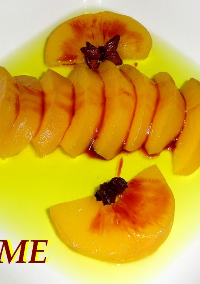 Una foto de Nectarinas especiadas con espejo de gelatina