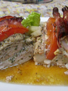 Una foto de Lomo de cerdo en rodajas con jamón y verduras