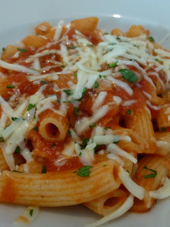 Una foto de Macarrones con tomate y queso rallado