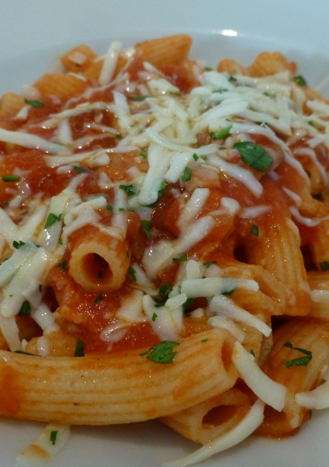 Una foto de Macarrones con tomate y queso rallado