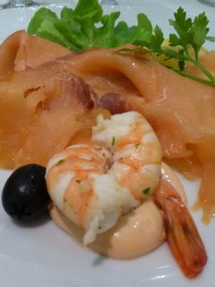 Una foto de Salmón, gambas y salsa rosa