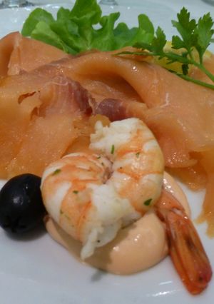 Una foto de Salmón, gambas y salsa rosa