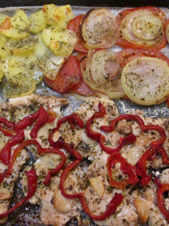 Una foto de Pechugas de pollo al horno con patatas y verduras