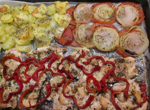 Foto principal de Pechugas de pollo al horno con patatas y verduras