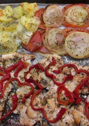 Una foto de Pechugas de pollo al horno con patatas y verduras