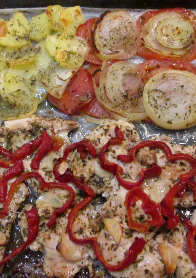 Una foto de Pechugas de pollo al horno con patatas y verduras
