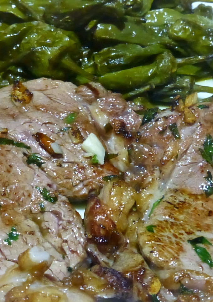 Una foto de Solomillos con pimientos del padrón