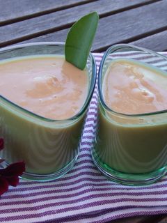 Una foto de Batido de papaya y melocotón fresco