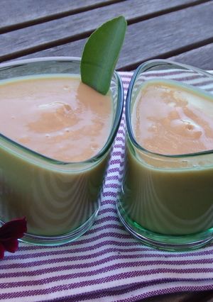 Una foto de Batido de papaya y melocotón fresco
