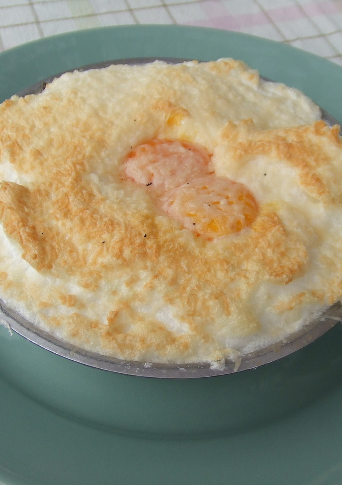 Una foto de Huevos nevados con setas al horno