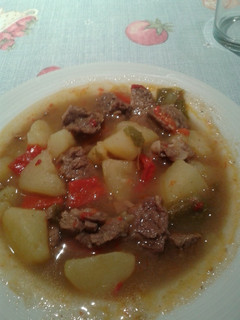 Una foto de Estofado de carne con patatas y pimientos