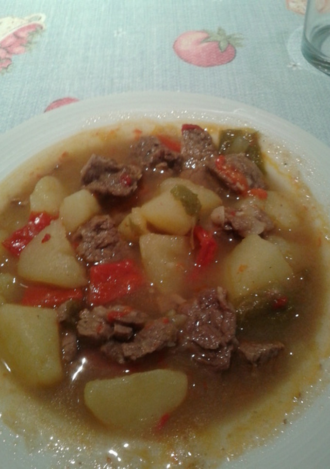 Una foto de Estofado de carne con patatas y pimientos