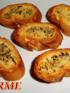 Una foto de Pan tostado a las finas hierbas