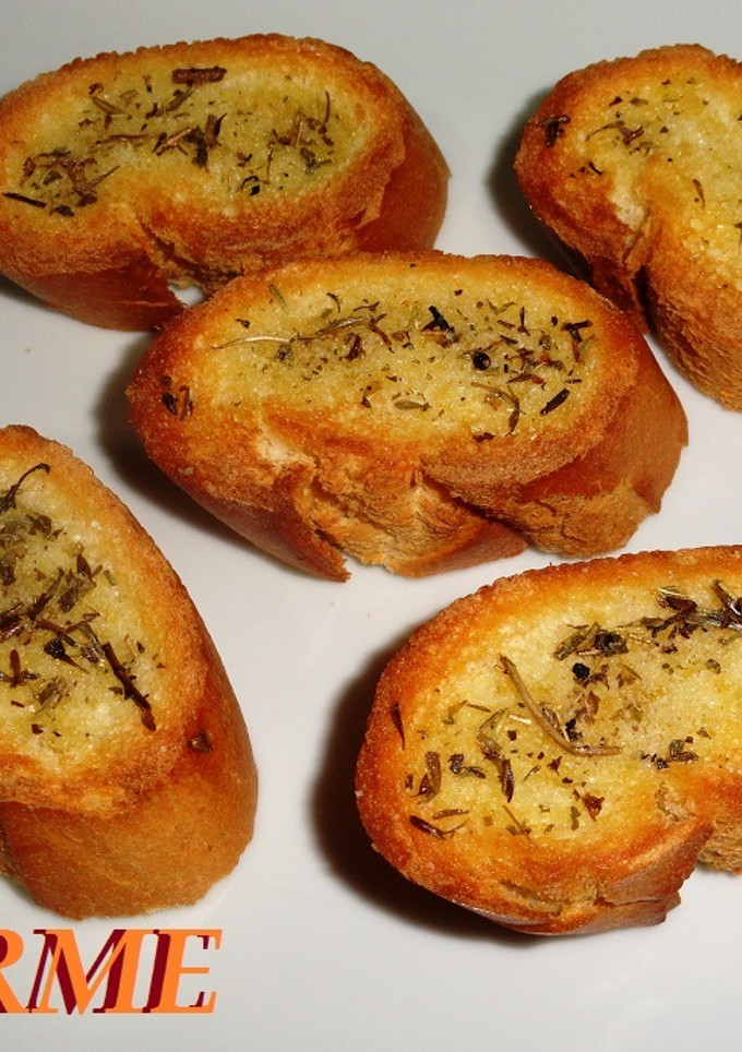 Una foto de Pan tostado a las finas hierbas