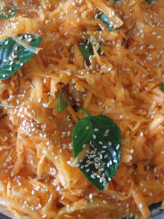 Una foto de Ensalada de zanahorias y mandarinas con menta