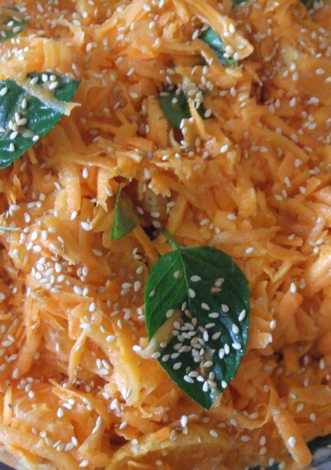 Una foto de Ensalada de zanahorias y mandarinas con menta