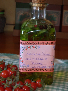 Una foto de Aceite de oliva con hierbas y bayas