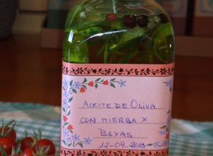 Una foto de Aceite de oliva con hierbas y bayas