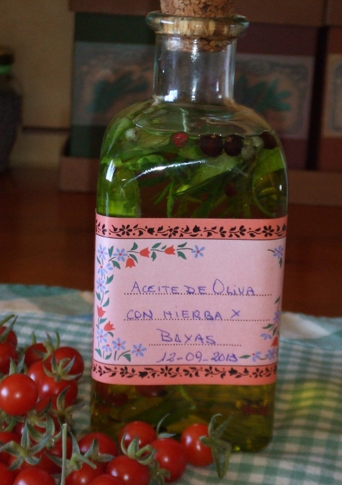 Una foto de Aceite de oliva con hierbas y bayas
