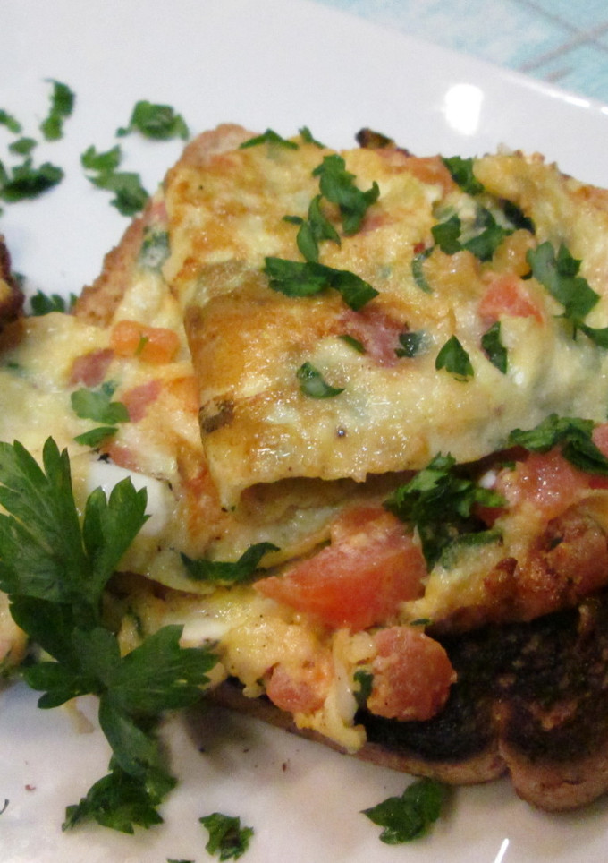 Una foto de Huevos revueltos sobre pan tostado