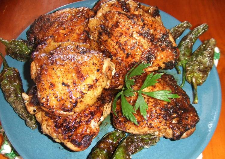 Crujientes de pollo picantes con pimientos de Padrón