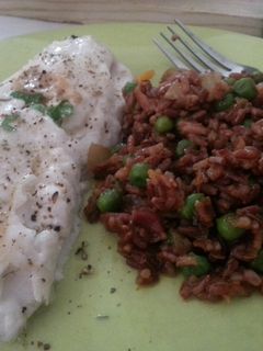 Una foto de Merluza al horno con arroz salvaje