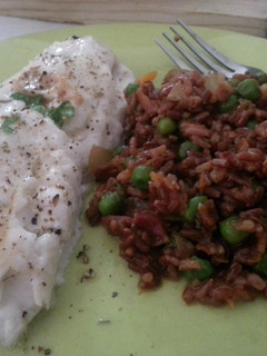 Una foto de Merluza al horno con arroz salvaje