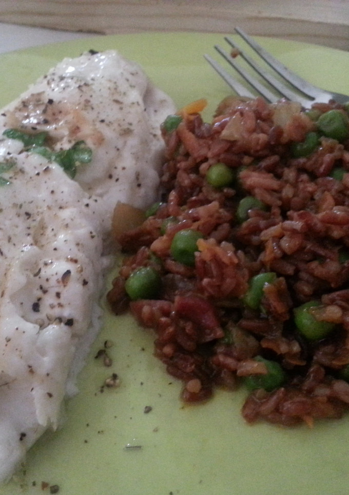 Una foto de Merluza al horno con arroz salvaje