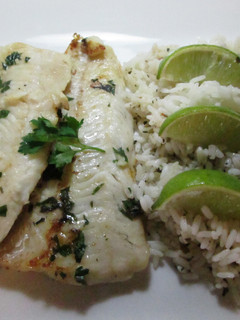 Una foto de Merluza a la plancha con arroz blanco especiado