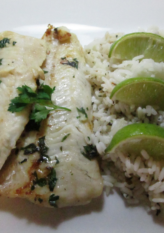 Una foto de Merluza a la plancha con arroz blanco especiado