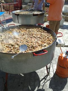 Una foto de Paella de arroz mixta 500 personas