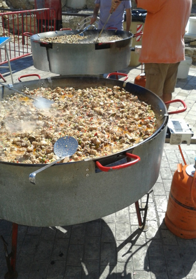 Una foto de Paella de arroz mixta 500 personas