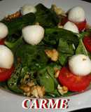 Ensalada de espinacas con perlas de mozzarella y vinagreta de nueces