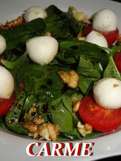 Una foto de Ensalada de espinacas con perlas de mozzarella y vinagreta de nueces