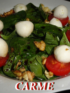 Una foto de Ensalada de espinacas con perlas de mozzarella y vinagreta de nueces