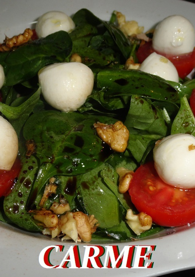 Una foto de Ensalada de espinacas con perlas de mozzarella y vinagreta de nueces