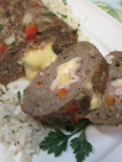 Una foto de Pan de carne relleno fácil